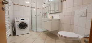Douche, sèche-cheveux, serviettes fournies