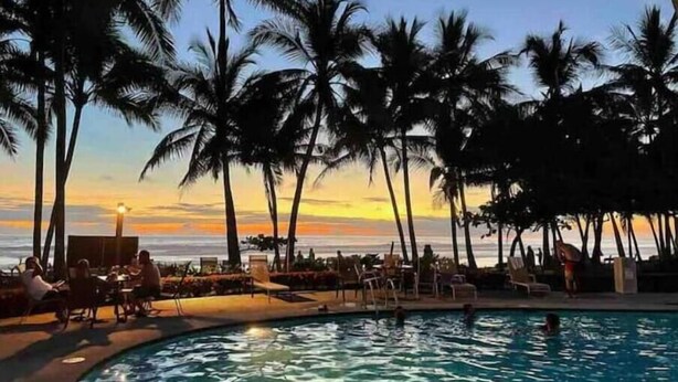 A poolside area with palm trees and a sunset view. - Hermosa palms beach house (Playa Hermosa)