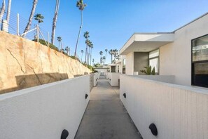 Property grounds - NEW The BEST Beachfront Vacation Villa (Oceanside)