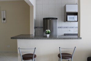 Comfort Apartment | Private kitchen | Fridge, microwave, oven, blender - Residencial Neto (Praia Grande)