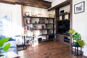 Smart TV, fireplace