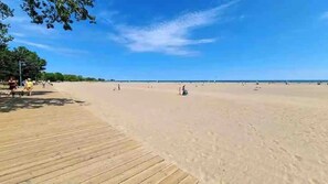 Beach - Modern 4BR Toronto Home | Record Player, Offices

 (Toronto)