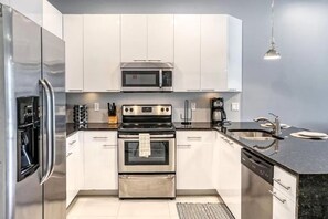 雪櫃、微波爐、焗爐、爐具