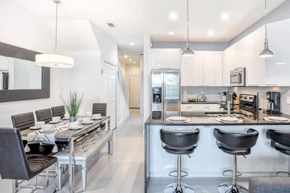 雪櫃、微波爐、焗爐、爐具