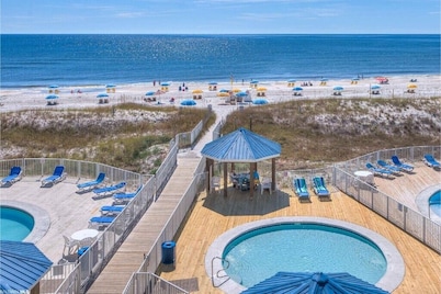 Jun 29-Jul 3 DISCOUNT! Updated Right on beach! Umbrella,2chairs,2beach towels!