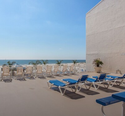JUL 25-27 DISCOUNT! Right on the beach! Sleeps 4! Umbrella,2chairs,2beachtowels!