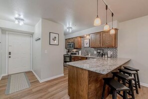 Fridge, microwave, oven, stovetop - Helen's Haven~Pet Friendly~Walk-In~Pools~Pointe Royale Resort (Branson)