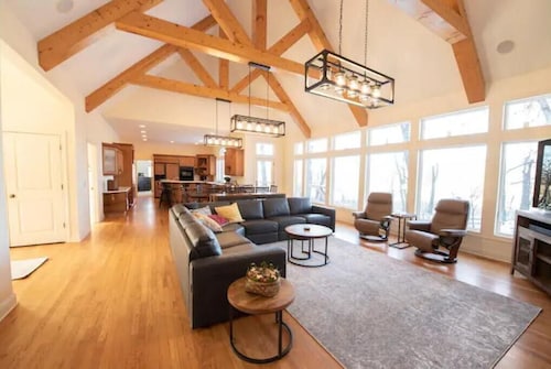 Secluded Spa-cious Retreat -Beds for 8. Plus 3 foldaways extra