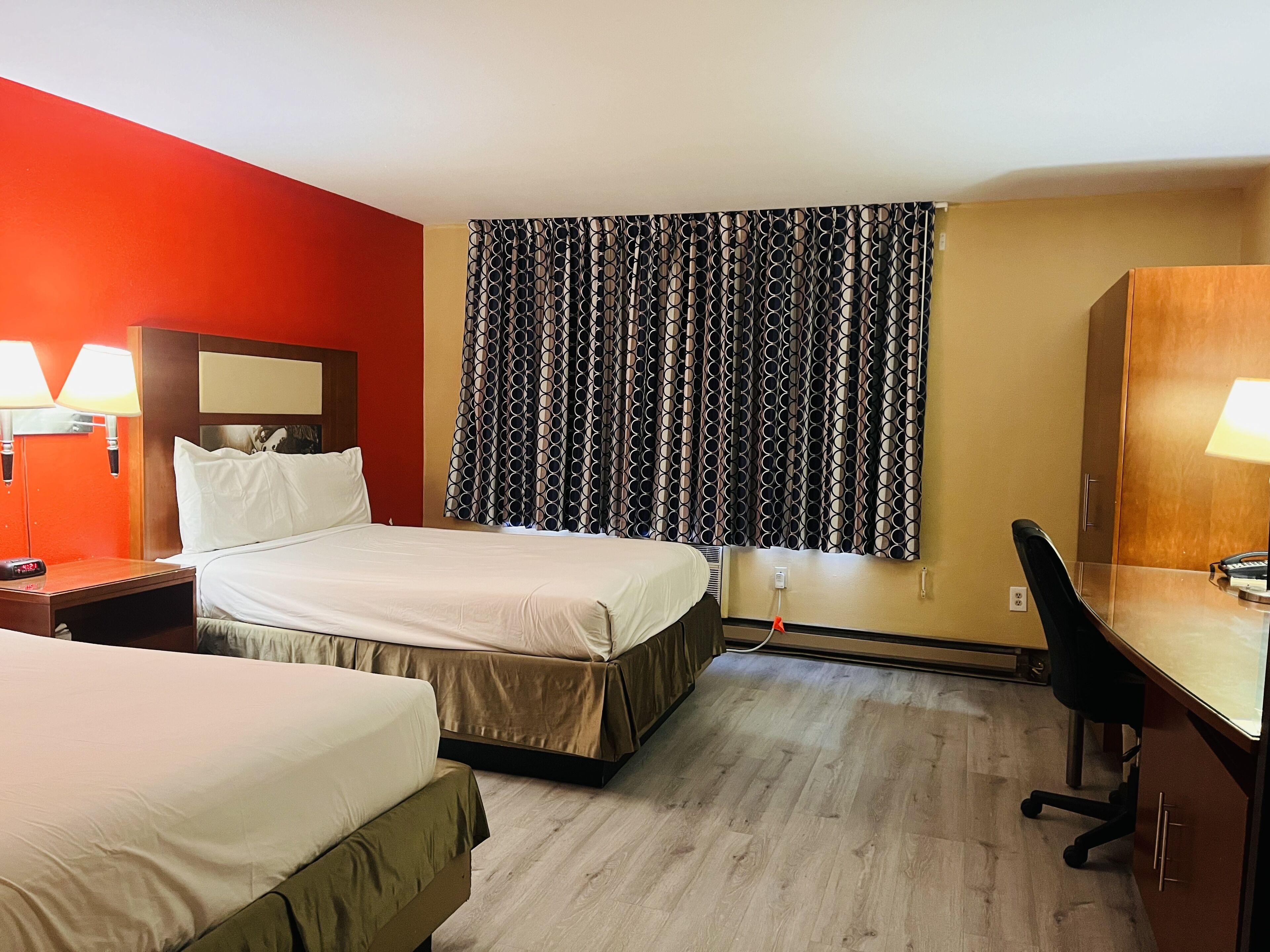 Dobbeltrom – standard | Skrivebord, skrivebord for bærbar PC og wi-fi (inkludert)