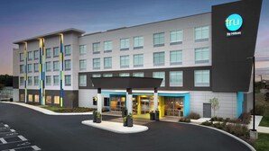 A modern hotel with a flat roof, multiple floors, and a prominent entrance with a covered walkway. - Tru By Hilton Columbus East Broad (Columbus)