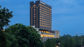 Un hotel moderno de gran altura, con un llamativo letrero que dice 'DOUBLETREE'.