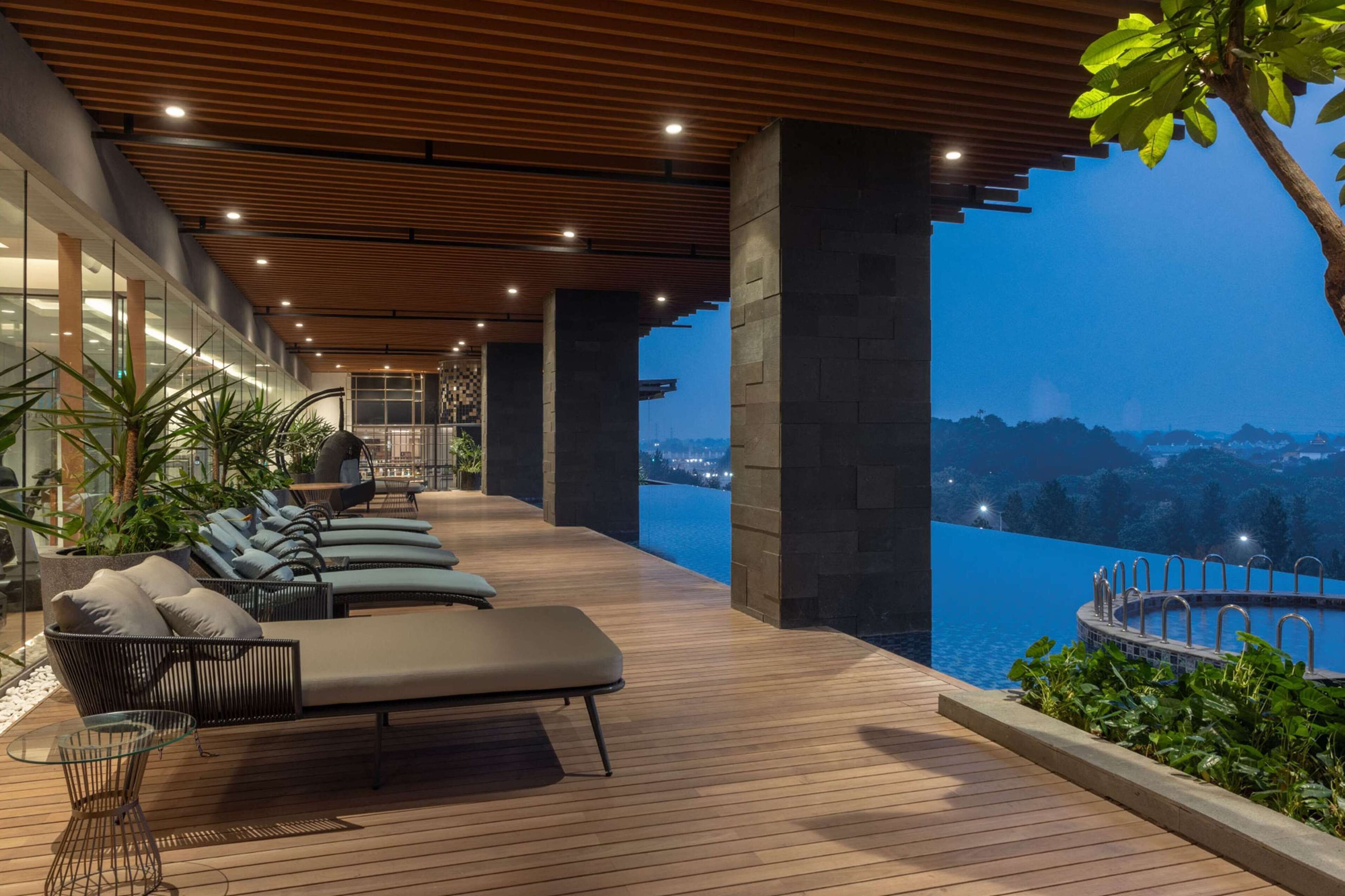 室外游泳池，06:00 至 22:00 开放，免费小屋