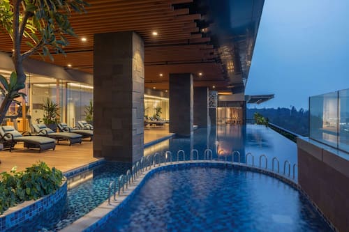 Una piscina al aire libre, cabañas de piscina gratuitas