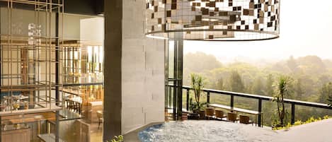 Una piscina al aire libre, cabañas de piscina gratuitas