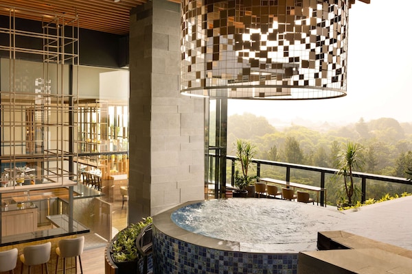 Una piscina al aire libre, cabañas de piscina gratuitas