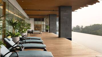 Kolam renang outdoor, dengan cabana gratis