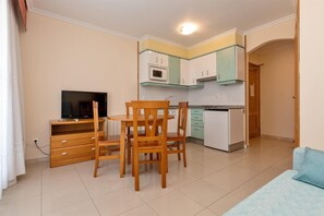 Apartemen Superior | Dapur pribadi | Lemari es, microwave, kompor, dan pemanggang roti