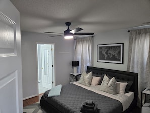 3 bedrooms, desk, iron/ironing board, free WiFi - Savannah's gulf streams 15 minutes to downtown! (Savannah)