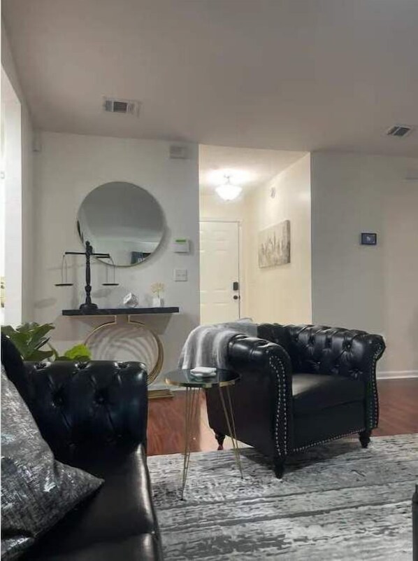 Interior - Savannah's gulf streams 15 minutes to downtown! (Savannah)