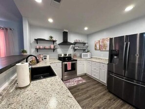 Fridge, microwave, oven, stovetop - Pretty in Pink- Port wentworth (Port Wentworth)