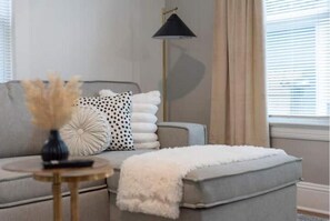 Living area - Charming Retreat in Cleveland! (cleveland)