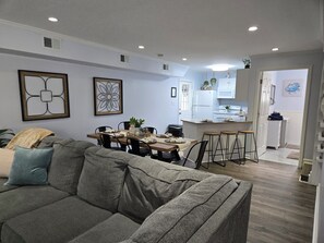 Smart TV, books - A Change in latitude will help my attitude!( Newly redecorated) (Tybee Island)