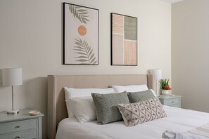 3 Schlafzimmer, Schreibtisch, Bügeleisen/Bügelbrett, Reisekinderbett
