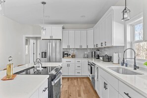 冷蔵庫、電子レンジ、オーブン、コンロ