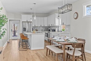 冷蔵庫、電子レンジ、オーブン、コンロ