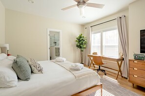 3 chambres, bureau, fer et planche à repasser, lit parapluie