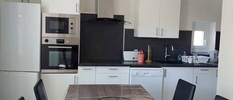 Réfrigérateur, micro-ondes, four, plaque de cuisson
