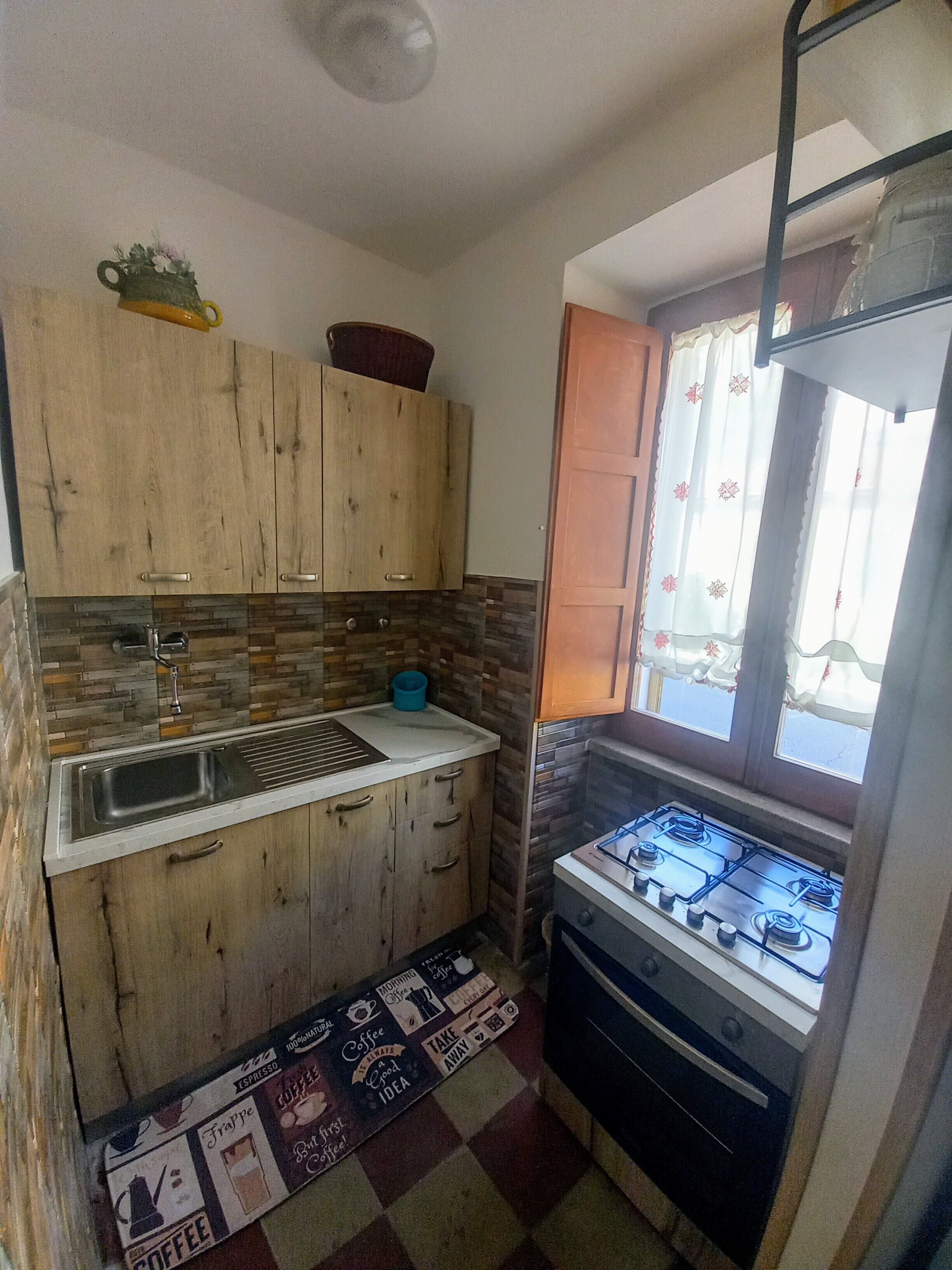 Kühlschrank, Ofen, Herdplatte, Wasserkocher mit Kaffee-/Teezubehör