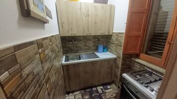 Frigorifero, forno, piano cottura, macchina per tè/caffè