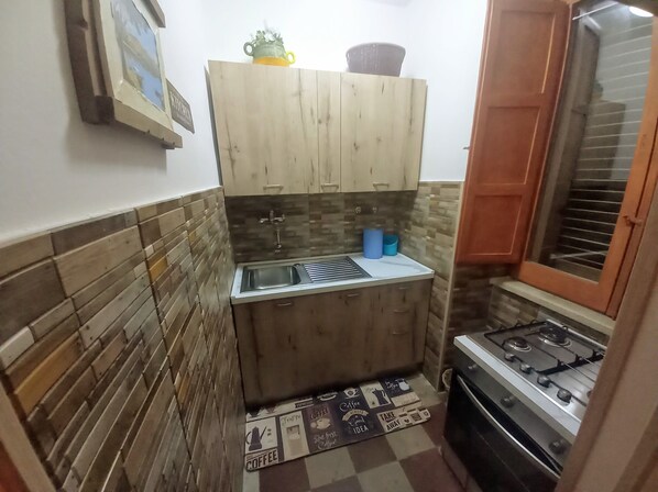 Réfrigérateur, four, plaque de cuisson, cafetière/bouilloire