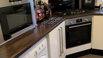 Cabin | Private kitchen | Fridge, microwave, oven, stovetop