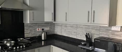Refrigerador, microondas, horno y parrilla de estufa