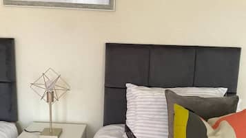5 bedrooms, desk, iron/ironing board, internet