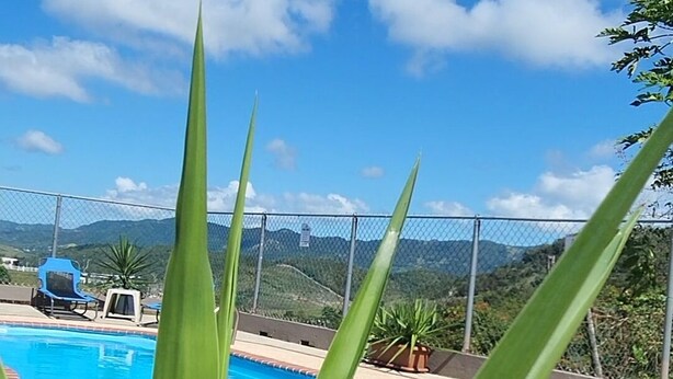 Une piscine avec vue sur les montagnes en arrière-plan.