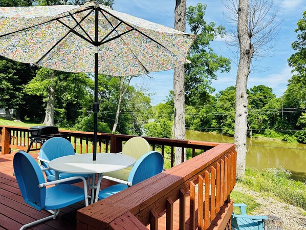 Outdoor dining - Scenic Escape: River Paradise (Shoals)