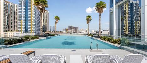 Alberca al aire libre y alberca climatizada