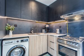 ثلاجة، ميكروويف، فرن، موقد طهي مسطح