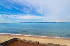 Private beach, free beach shuttle, sun-loungers, beach umbrellas