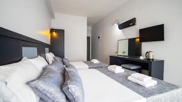 Chambre Standard avec lits jumeaux | Minibar, bureau, espace de travail pour ordinateur portable