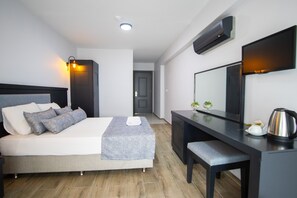 Habitación doble estándar | Minibar, escritorio, espacio para trabajar con laptop y wifi gratis