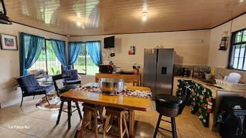 Réfrigérateur, micro-ondes, plaque de cuisson, cafetiÚre/bouilloire