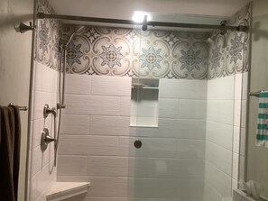 Douche, sĂšche-cheveux, serviettes fournies, savon