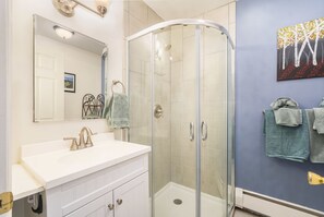 Dusche, Haartrockner, Handtücher, Seife