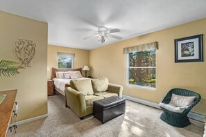 2 bedrooms, iron/ironing board, travel cot, free WiFi