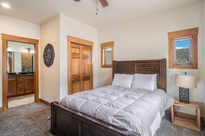 3 habitaciones, tabla de planchar con plancha y cuna de viaje