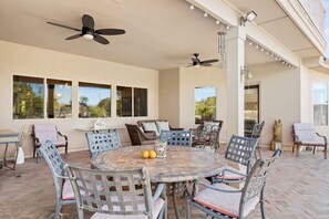 屋外ダイニングエリア